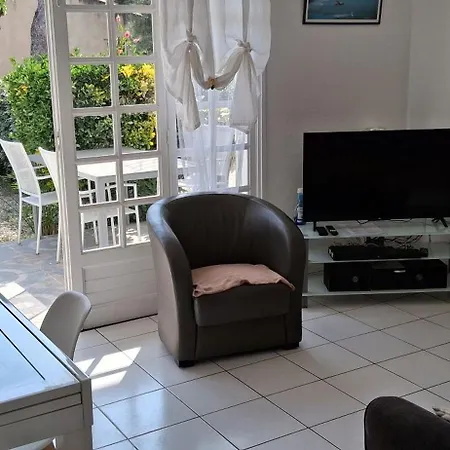 Vue A Pied 2 Minutes 200 M Parking Privé Wifi Fibre Abritée Du Vent